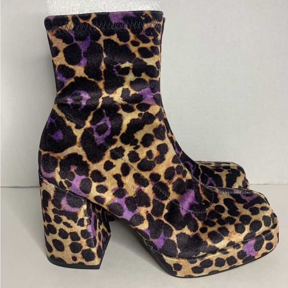 Betsey Johnson size 8 leopard print velvet ankle boots